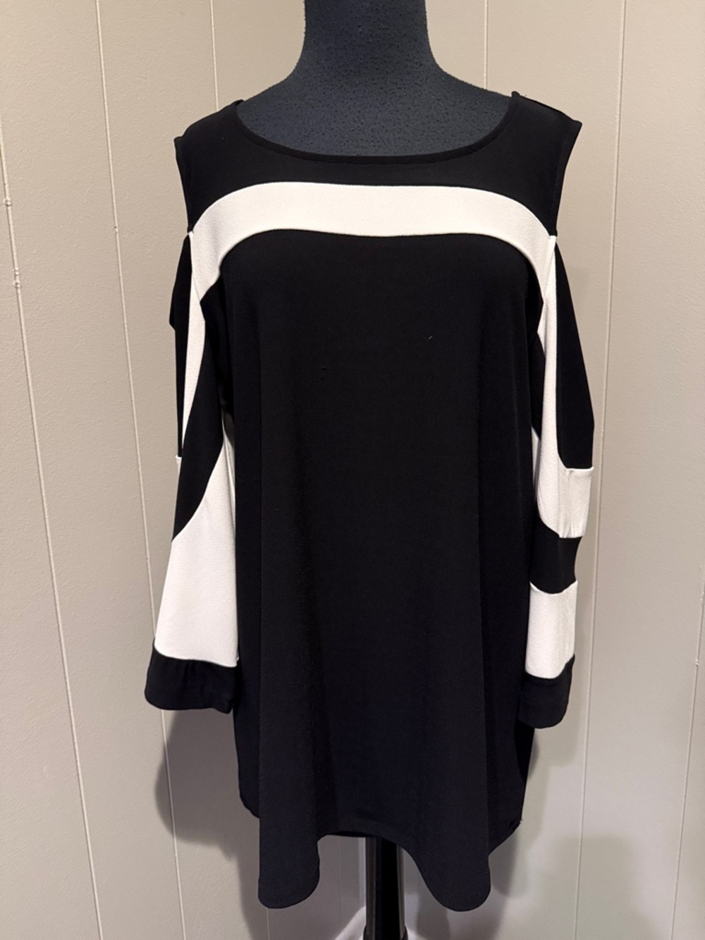 B40 Alfani Women’s Large Black and White Cold-Shoulder Tunic